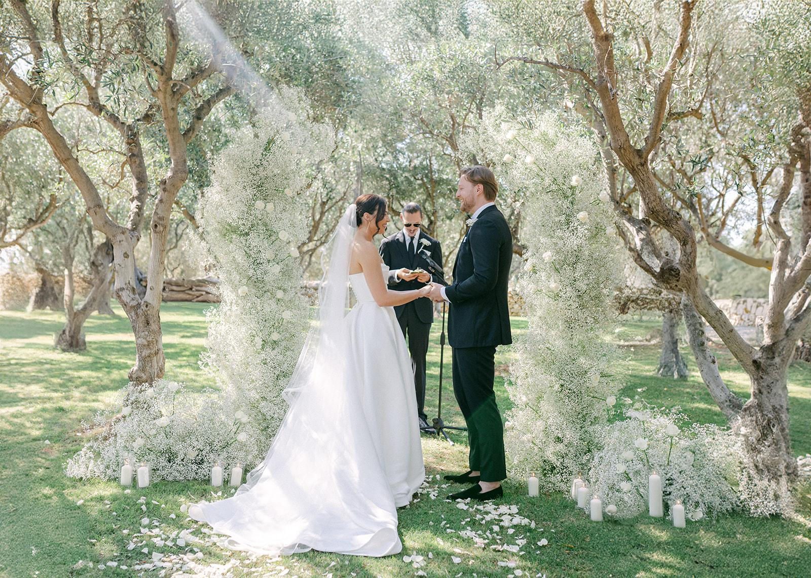 Luxury Wedding Planner Puglia: scenic decor for an exclusive wedding in a farmhouse.